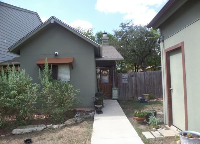 3-bedroom rental at 8411 Forest Ridge in San Antonio, TX — photo 2