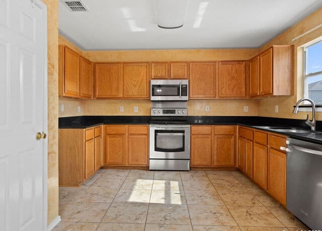 4-bedroom rental at 8964 Scarlet crk in Universal City, TX — photo 2