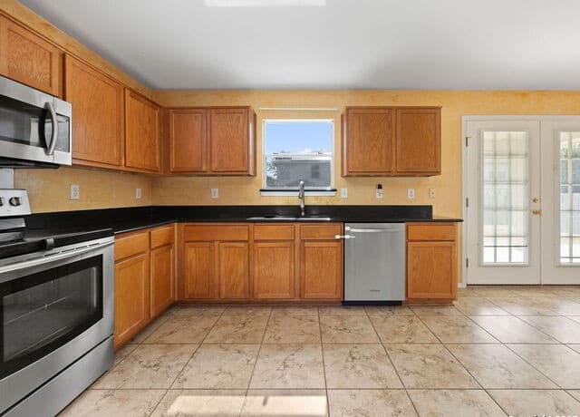 4-bedroom rental at 8964 Scarlet crk in Universal City, TX — photo 3