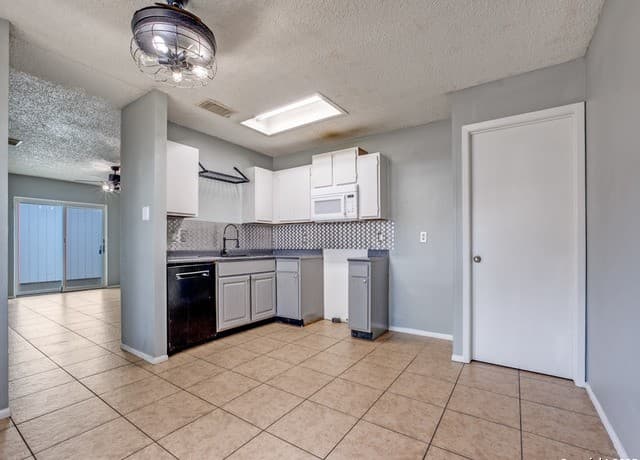 3-bedroom rental at 7727 Chatsworth in San Antonio, TX — photo 4