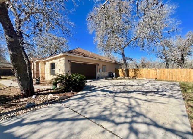 3-bedroom rental at 383 Rosewood in La Vernia, TX — photo 3