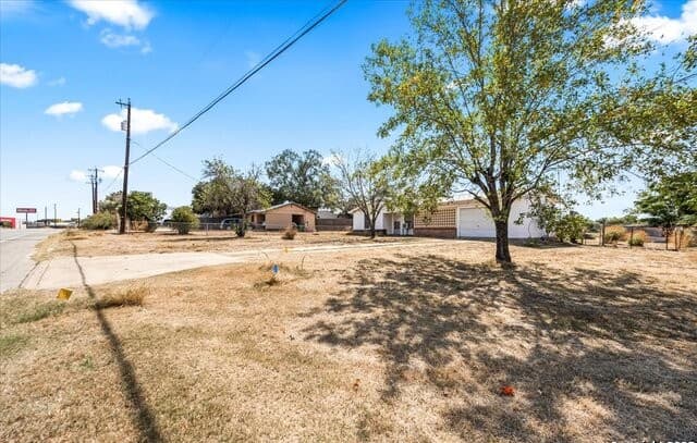 3-bedroom rental at 19239 McDonald in Lytle, TX — photo 3