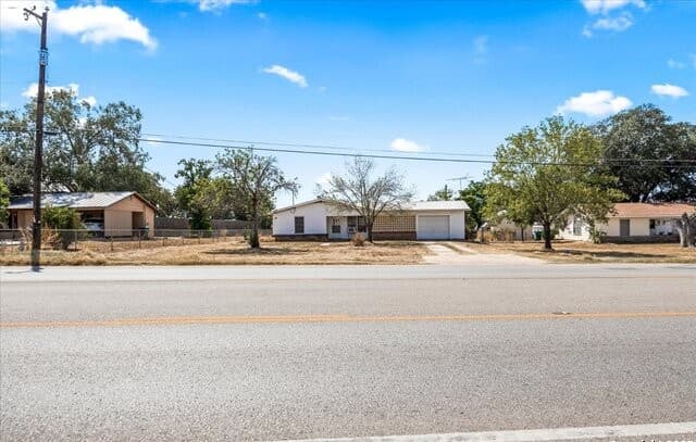 3-bedroom rental at 19239 McDonald in Lytle, TX — photo 4