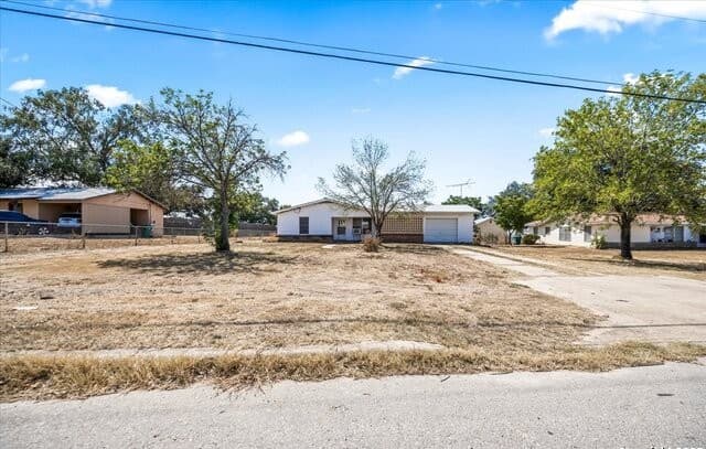 3-bedroom rental at 19239 McDonald in Lytle, TX — photo 5