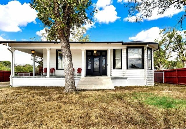 3-bedroom rental at 914 Gentilz St in Castroville, TX — photo 1