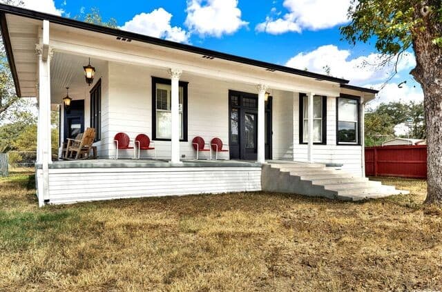 3-bedroom rental at 914 Gentilz St in Castroville, TX — photo 4