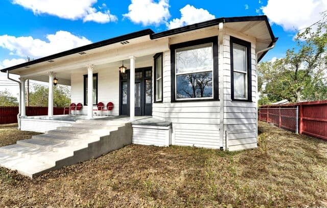 3-bedroom rental at 914 Gentilz St in Castroville, TX — photo 5