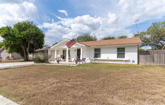 3-bedroom rental at 6635 Spring Hollow in San Antonio, TX — photo 2