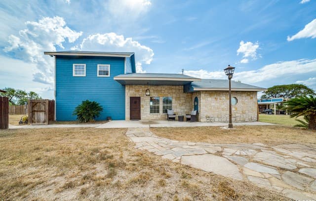 3-bedroom rental at 160 County Road 6860 in Natalia, TX — photo 3