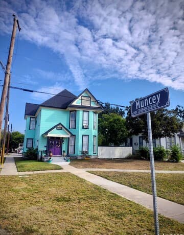 rental at 1901 Interstate 35 in San Antonio, TX — photo 2
