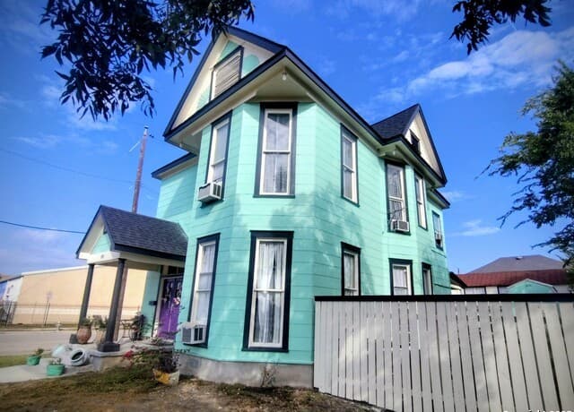 rental at 1901 Interstate 35 in San Antonio, TX — photo 3