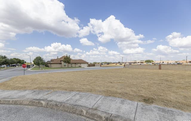 rental at 105 Juniors in La Vernia, TX — photo 2