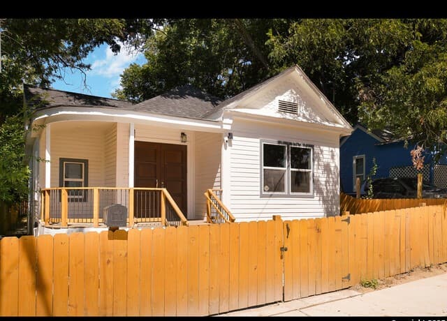 3-bedroom rental at 215 Gulf in San Antonio, TX — photo 4