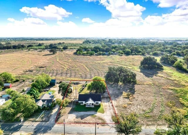 3-bedroom rental at 1301 Avenue H in Hondo, TX — photo 1