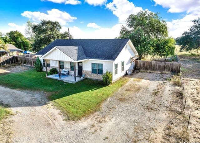 3-bedroom rental at 1301 Avenue H in Hondo, TX — photo 3