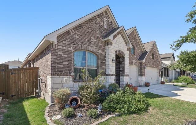 4-bedroom rental at 12550 Silver Gate in San Antonio, TX — photo 5