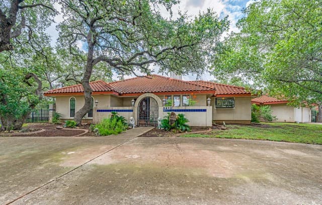 3-bedroom rental at 8470 Park Lane Dr in San Antonio, TX — photo 1