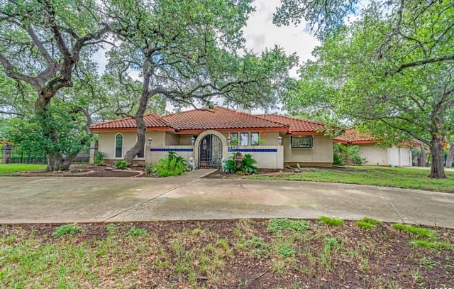 3-bedroom rental at 8470 Park Lane Dr in San Antonio, TX — photo 2