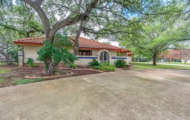 3-bedroom rental at 8470 Park Lane Dr in San Antonio, TX — photo 3