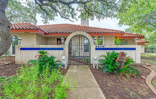 3-bedroom rental at 8470 Park Lane Dr in San Antonio, TX — photo 4