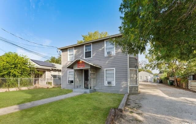rental at 403 Terrell Ave in San Antonio, TX — photo 2