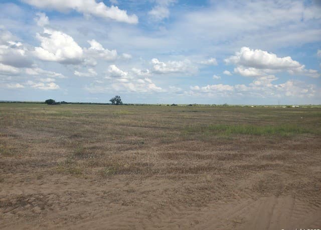 rental at 8119 County Road 2400 in Moore, TX — photo 2
