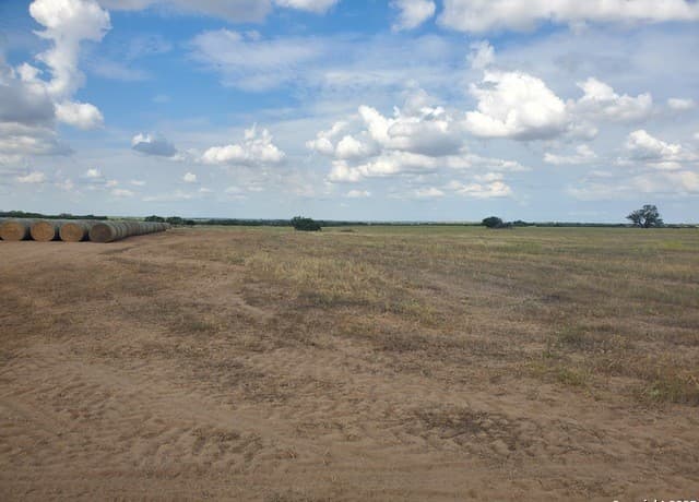 rental at 7995 County Road 2400 in Moore, TX — photo 3