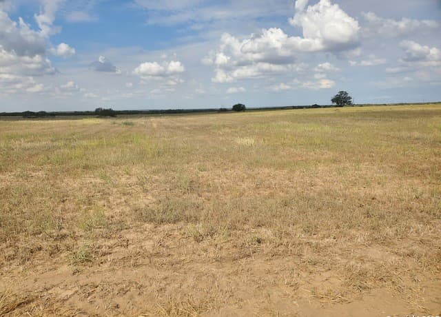 rental at 7915 County Road 2400 in Moore, TX — photo 5