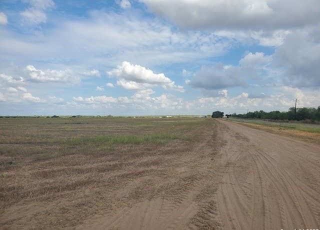 rental at 7887 County Road 2400 in Moore, TX — photo 1