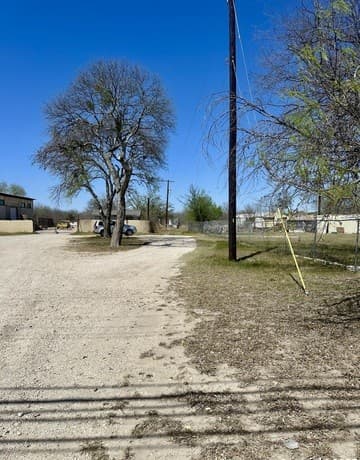 rental at 6723 W Commerce in San Antonio, TX — photo 3