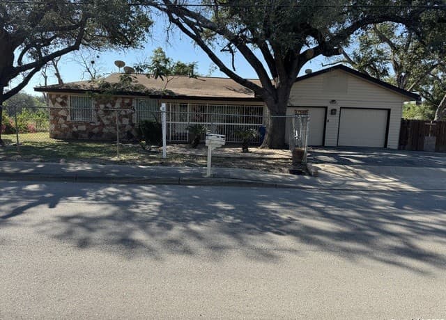 7-bedroom rental at 1240 Rice Rd in San Antonio, TX — photo 2