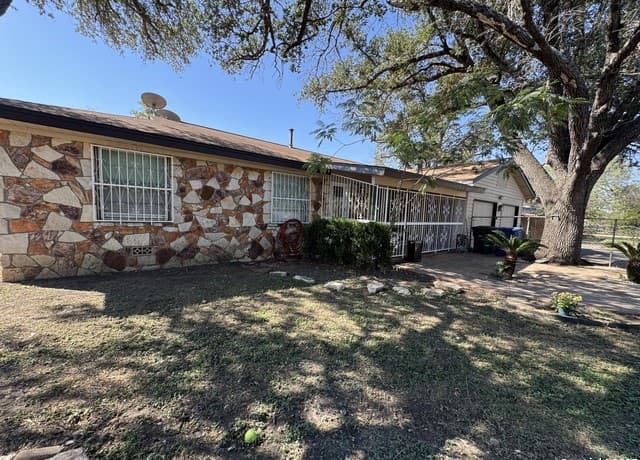 7-bedroom rental at 1240 Rice Rd in San Antonio, TX — photo 3