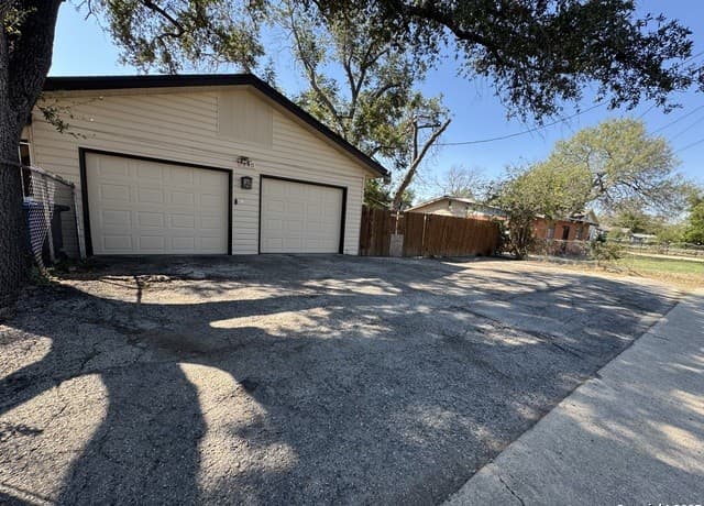 7-bedroom rental at 1240 Rice Rd in San Antonio, TX — photo 4