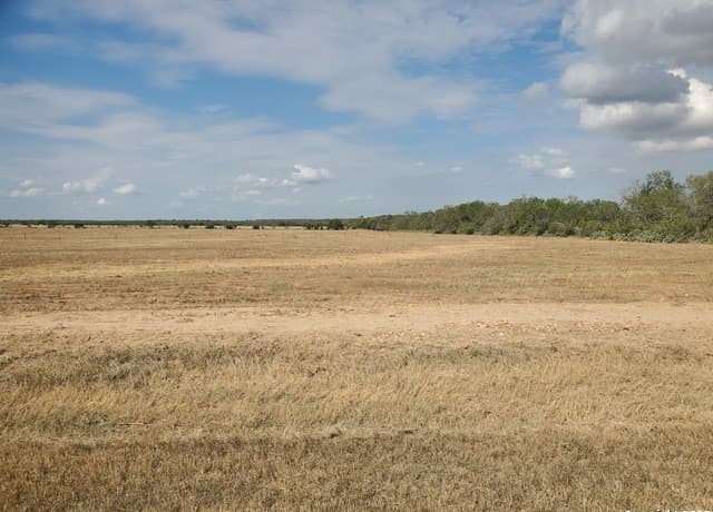 rental at 958 County Road 1670 in Moore, TX — photo 1