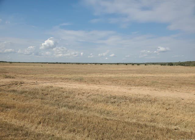 rental at 958 County Road 1670 in Moore, TX — photo 2