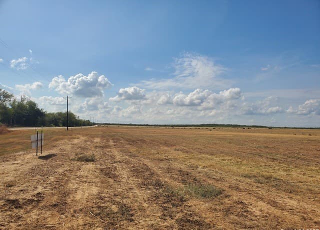 rental at 940 County Road 1670 in Moore, TX — photo 3