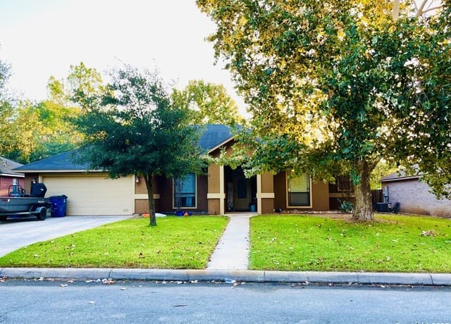 4-bedroom rental at 228 Bunker Hill in Pleasanton, TX — photo 1