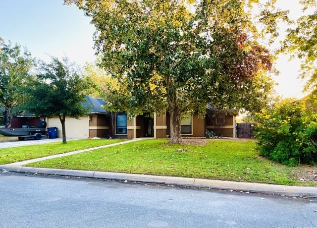 4-bedroom rental at 228 Bunker Hill in Pleasanton, TX — photo 2
