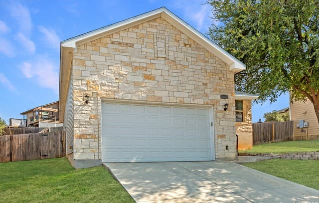 3-bedroom rental at 6610 Woodstock in San Antonio, TX — photo 2