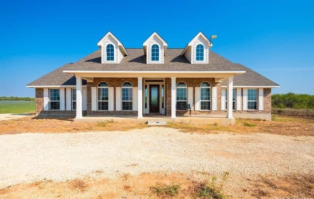 5-bedroom rental at 1141 County Road 337 in Charlotte, TX — photo 2