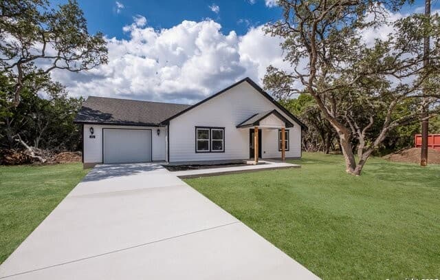 2-bedroom rental at 432 Canyon Lake Dr in Bandera, TX — photo 4