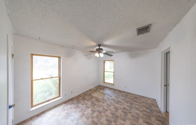 3-bedroom rental at 155 Englehart in San Antonio, TX — photo 4