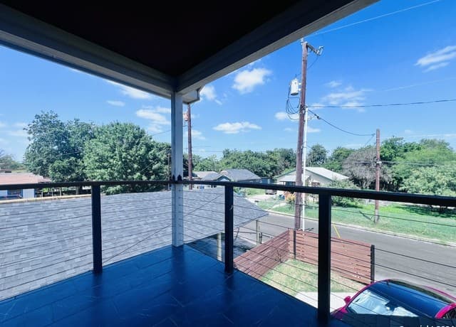 3-bedroom rental at 335 S San Eduardo in San Antonio, TX — photo 5