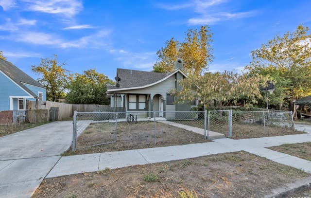3-bedroom rental at 414 Chicago Blvd in San Antonio, TX — photo 1