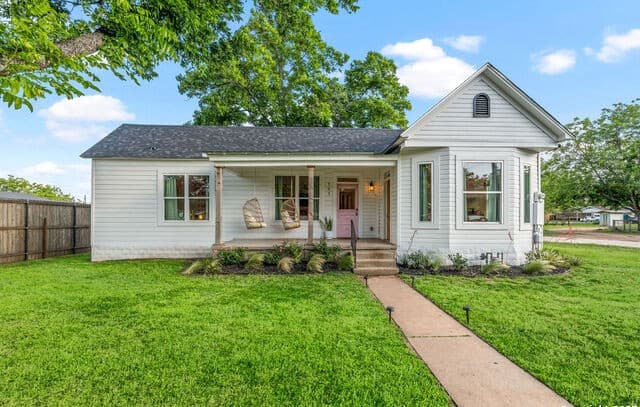3-bedroom rental at 703 E Highway St. in Fredericksburg, TX — photo 2