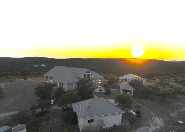 3-bedroom rental at 0 Pvt Rd 2412 in Hondo, TX — photo 4