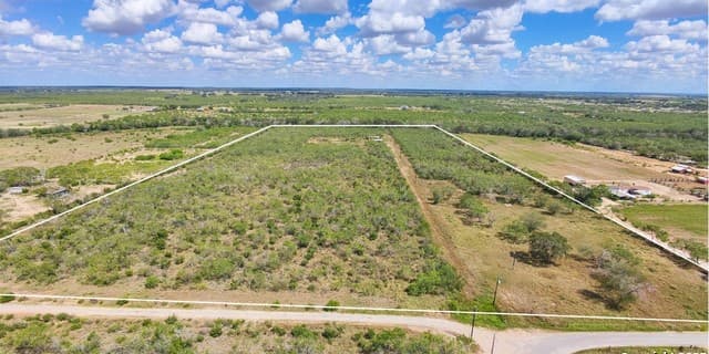 rental at 299/115 Cr 779 in Devine, TX — photo 1