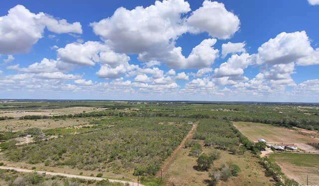 rental at 299/115 Cr 779 in Devine, TX — photo 2