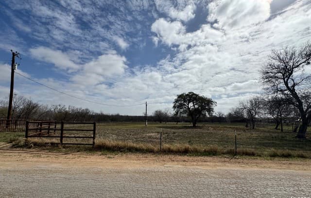rental at 299/115 Cr 779 in Devine, TX — photo 5