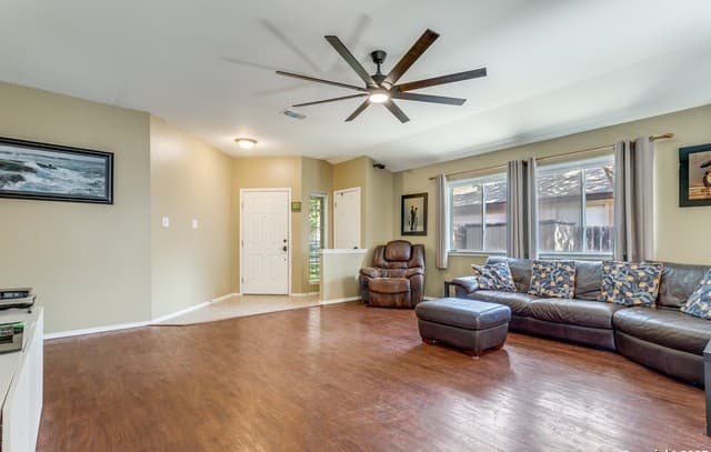 3-bedroom rental at 14318 Markham Ln in San Antonio, TX — photo 4